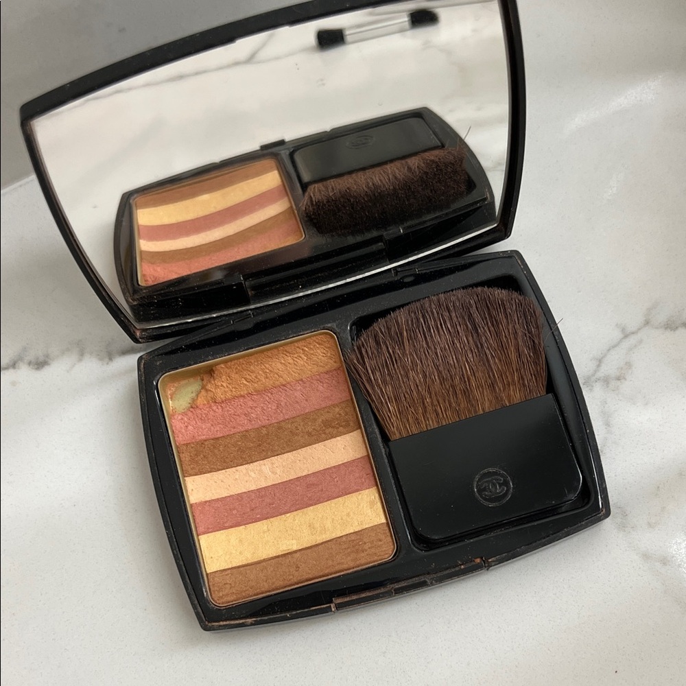 CHANEL blush palette with harmonious stripes of gold, brown, and pink.